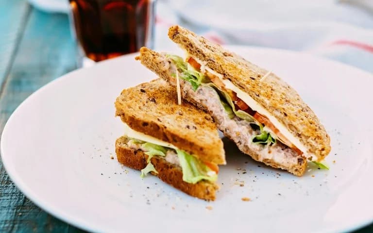 Erfrischender Thunfischsalat auf Toast: Einfaches Brunch-Rezept