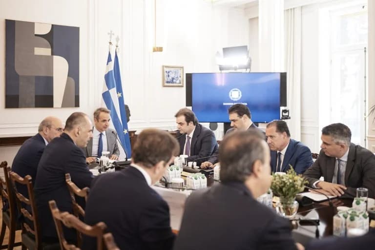 ממשלה: ניסיון 'לברוח קדימה' והקרע עם החברה