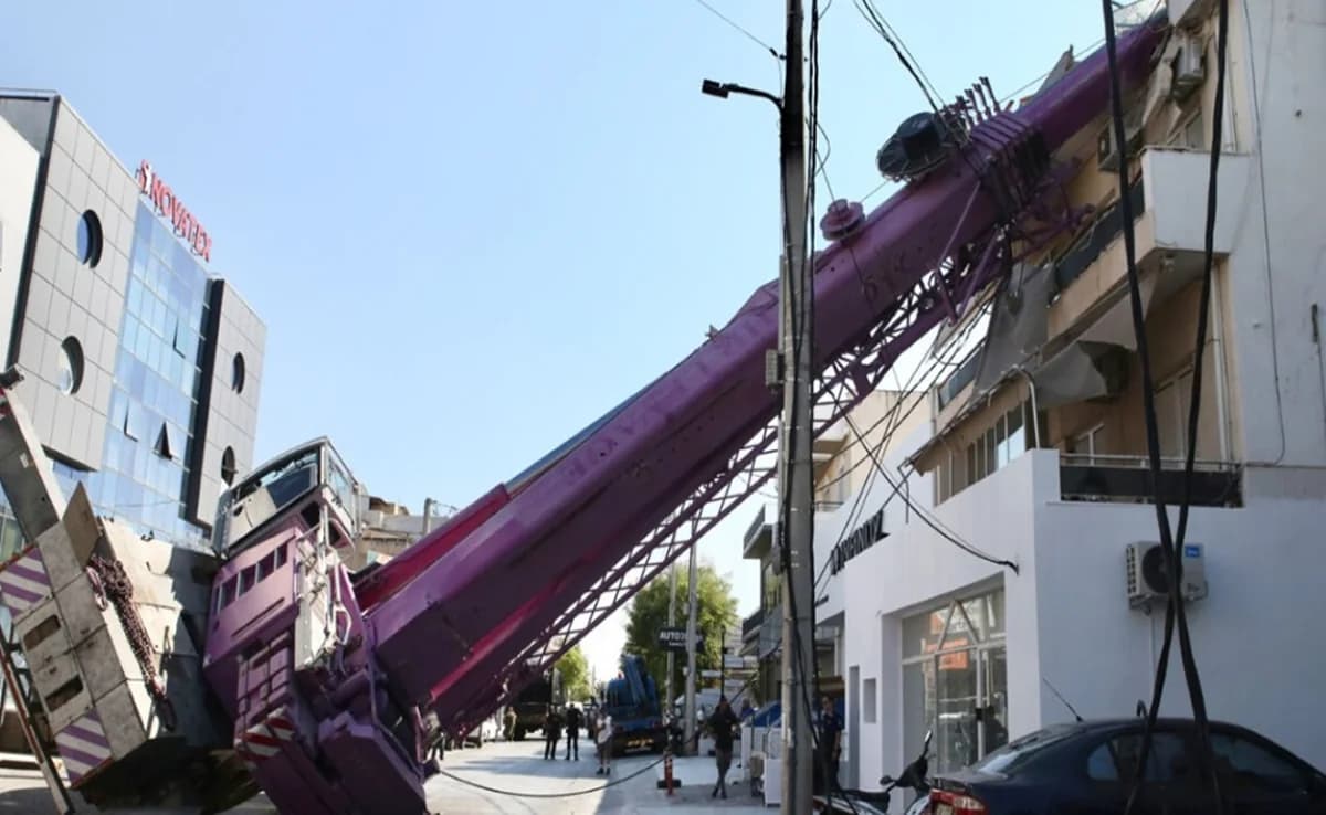 Kran stürzt auf Haus in Peristeri, Athen
