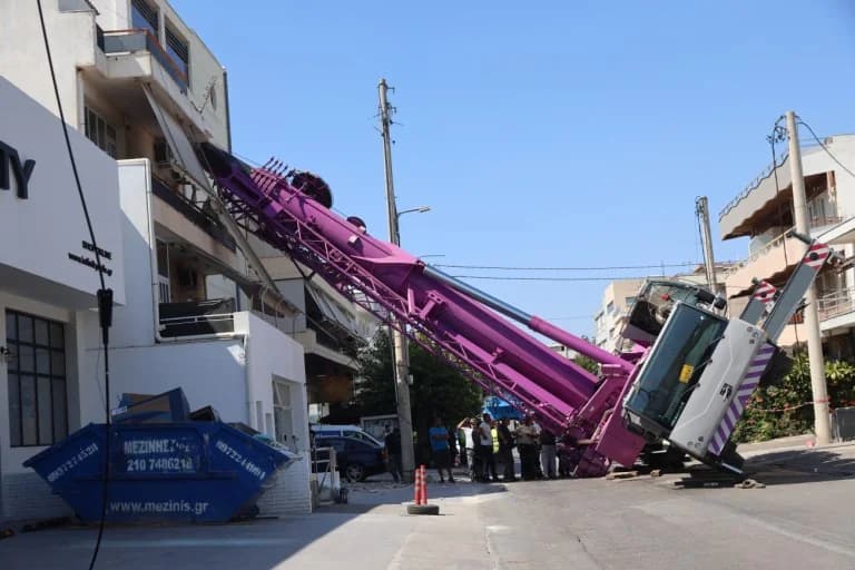 Peristeri: Accidente de grúa – Un hombre de 44 años herido y daños en una casa