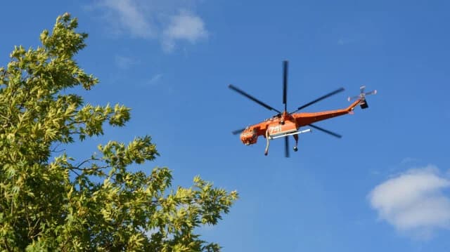 Fire in Agios Stefanos, Attica – Extinguishing Efforts Underway