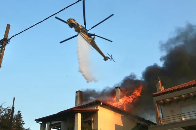 מטוס כיבוי מפיל מים על בית בוער בקריונרי - תיעוד