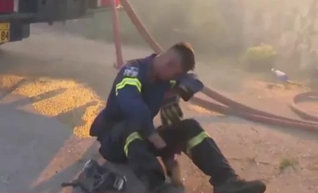 Kryoneri: Volunteer Firefighter Collapses During Firefighting Operation