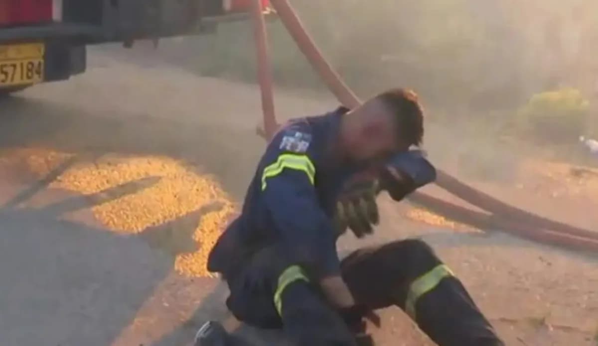 Volunteer Firefighter Collapses During Firefighting Efforts in Kryoneri