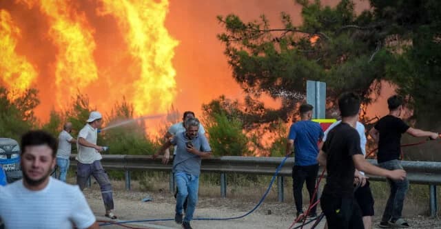 Πυρκαγιές στην Τουρκία: Εκκενώσεις στην Προύσα, νεκρός πυροσβέστης
