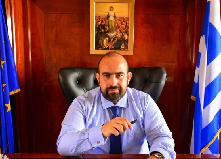 קיתירה: ראש העיר הרצ'לקאקיס מתעלף במהלך מאמצי כיבוי האש