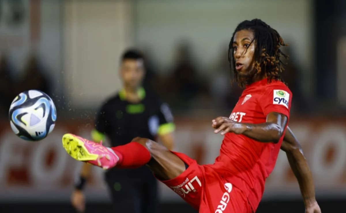 Nea Salamina: Interest in Carlitos and difference with Papageorgiou
