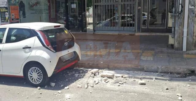 Piräus: Putz fällt von Gebäude auf geparkte Fahrzeuge