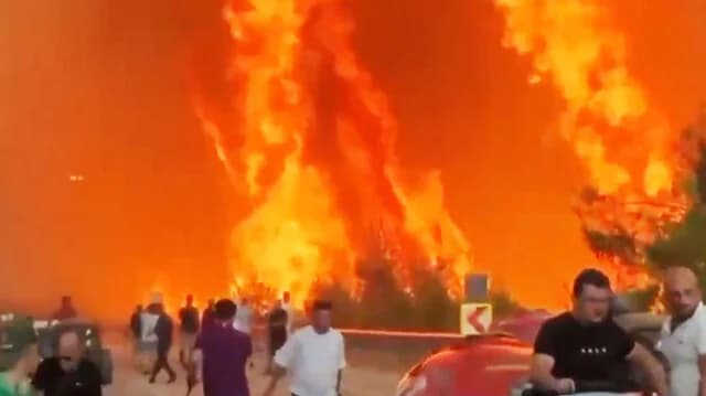 Turquía: Evacúan asentamientos por incendios forestales devastadores