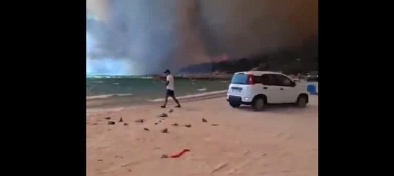 Italien: Dutzende Touristen durch Feuer an Strand auf Sardinien eingeschlossen – Rettungsaktion läuft