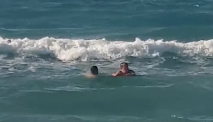 Kreta: Kellner rettet Schwimmer vor dem Ertrinken am Strand von Karteros