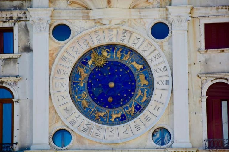 Άνθηση της «οικονομικής» αστρολογίας στην Ινδία: Επιχειρήσεις και επενδύσεις με αστρολόγο