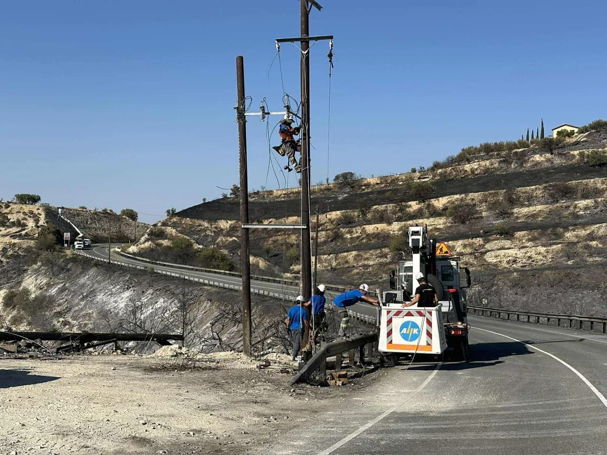 ΑΗΚ: Αγώνας δρόμου για αποκατάσταση ηλεκτροδότησης στις πυρόπληκτες περιοχές Λεμεσού