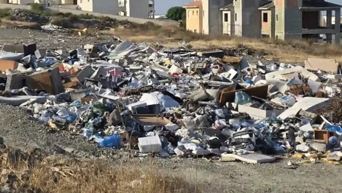 Αυθαίρετος σκυβαλότοπος προκαλεί ανησυχία σε Τρεμιθούσα, Τάλα και Έμπα