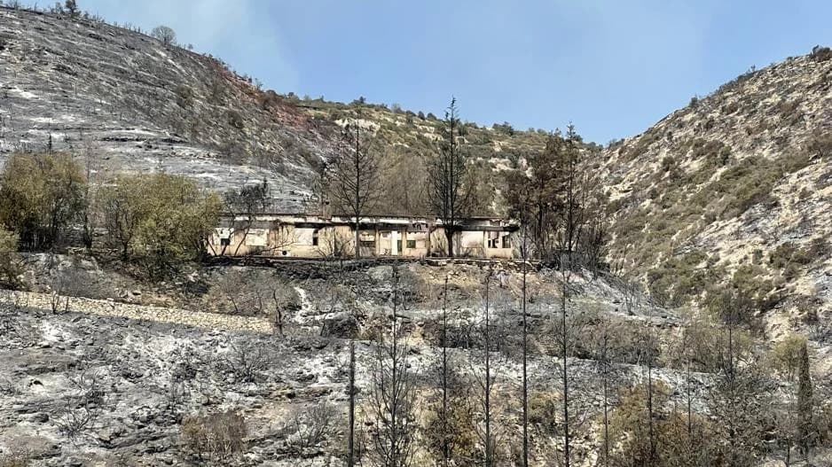 Συγκλονιστικό: Εθελοντές διασώζουν ηλικιωμένο από τις φλόγες