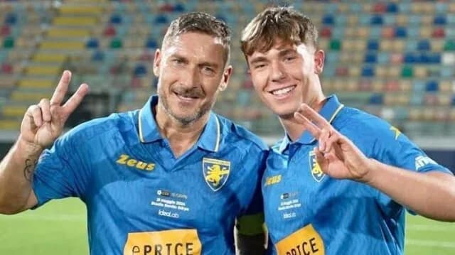 El hijo de Francesco Totti deja el fútbol a los 19 por presión