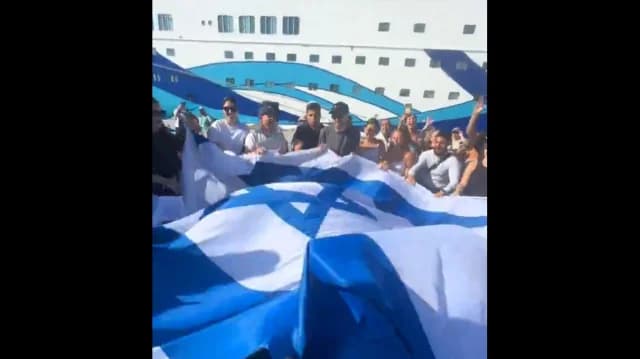Rhodos: Israelische Touristen tanzen mit Flagge im Hafen