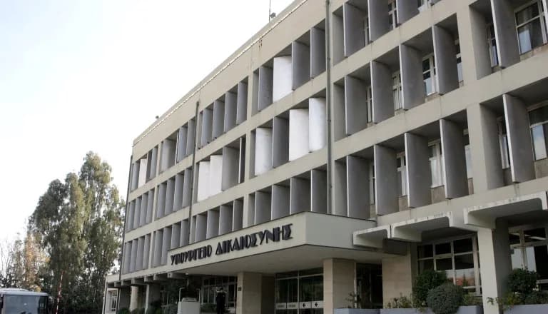 Υπόθεση ύποπτης σύμβασης για την Τεχνητή Νοημοσύνη στις ιατροδικαστικές υπηρεσίες