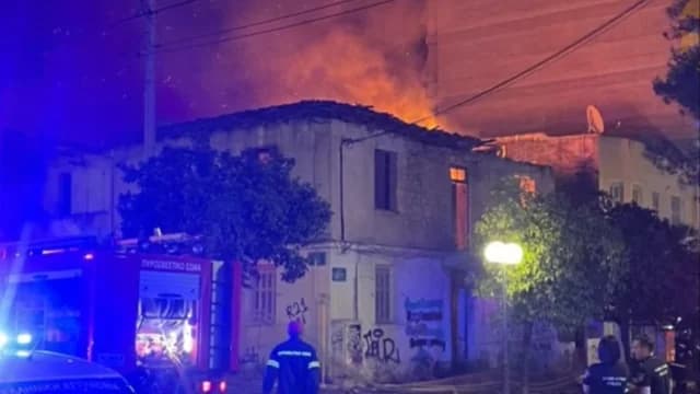 Пожар в заброшенном здании в Неа-Ионии