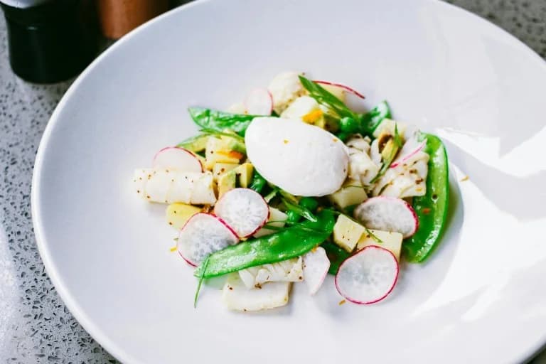 Rezept: Erfrischender Salat mit Erbsen und Radieschen