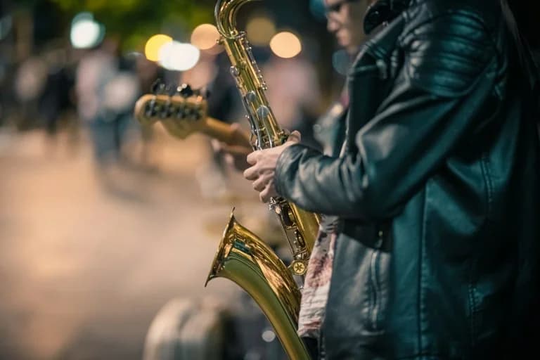 Уличные музыканты на сцене театра Паллас