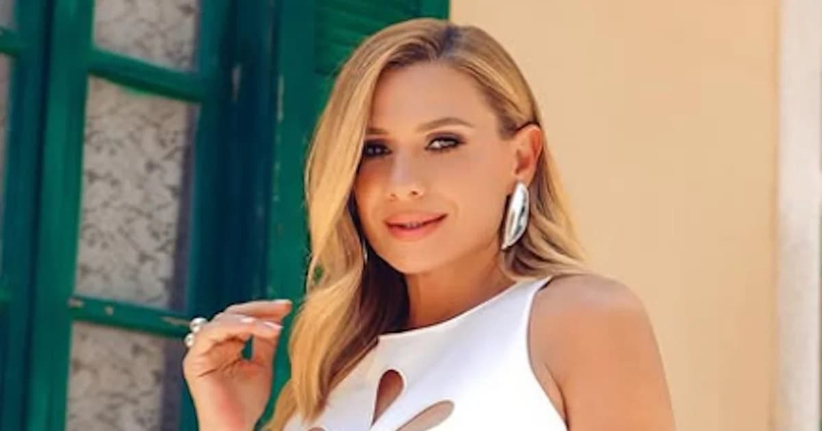 Katerina Karavatou begeistert in weißem Cut-Out-Kleid