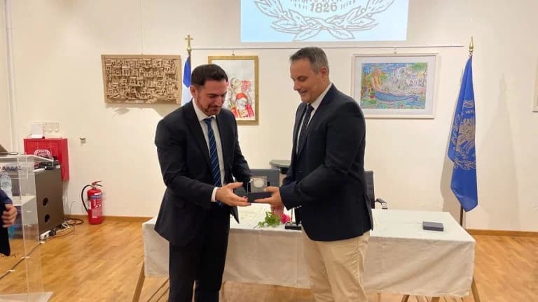 El municipio de Hydra dona archivos de la época otomana al municipio de Messolonghi