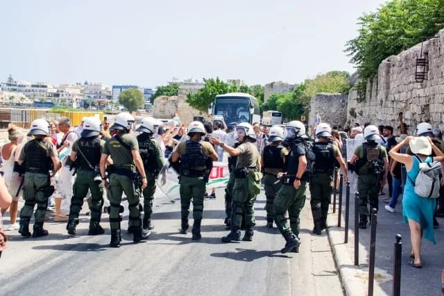 Griechische Polizei: Festnahmen und Vorfälle im Hafen von Rhodos