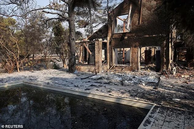 Βρετανίδα ξεσπά σε δάκρυα βλέποντας το κατεστραμμένο σπίτι της στο Σούνι