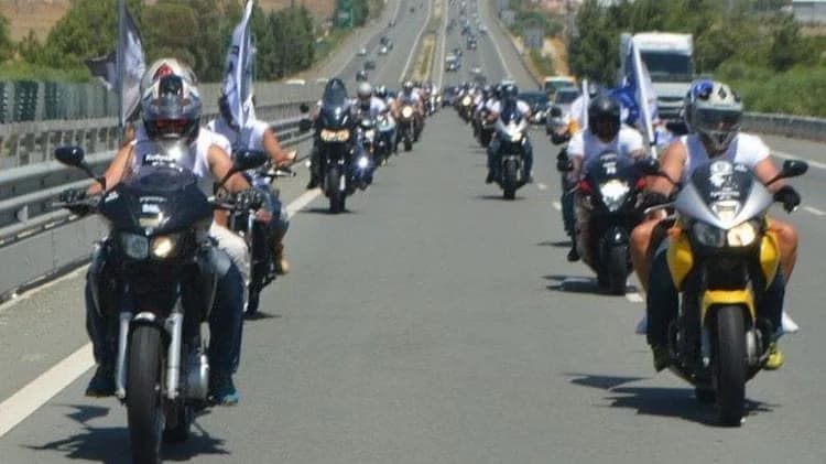 Motorradfahrer vereinen sich, um Isaac und Solomou in Paralimni zu ehren