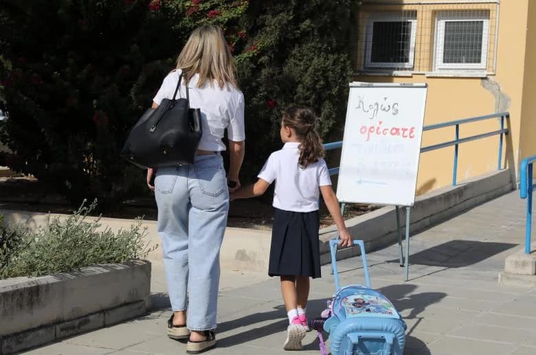 Präsident verweist Gesetze zur Benachrichtigung der Eltern bei Abwesenheit von Kindern