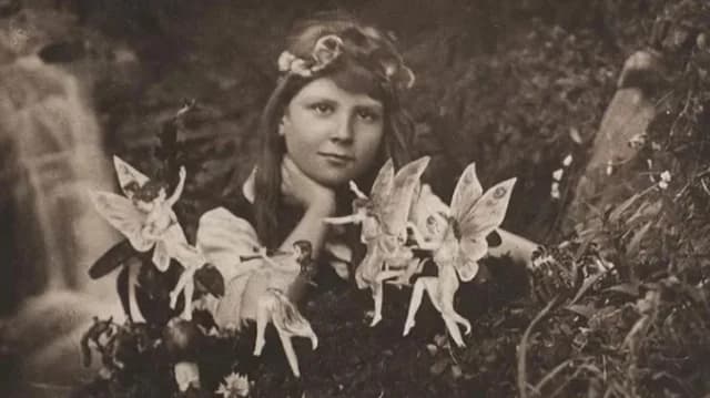 Kopien der betrügerischen Fotos der 'Cottingley Fairies' werden versteigert