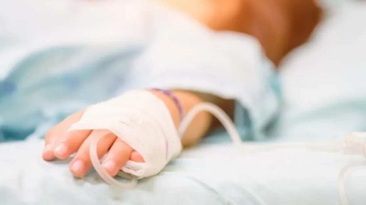 Dreijähriges Kind nach Sturz aus dem dritten Stock im Krankenhaus
