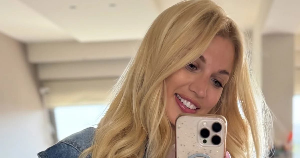 Konstantina Spyropoulou: Bolso Chanel y look divertido