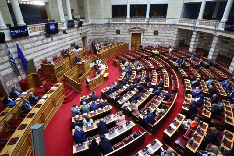 Politische Auseinandersetzung im Parlament um OPEKEPE – Live-Diskussion
