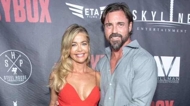 דניס ריצ'רדס מאשימה את אהרון פיפרס בגניבת תמונות