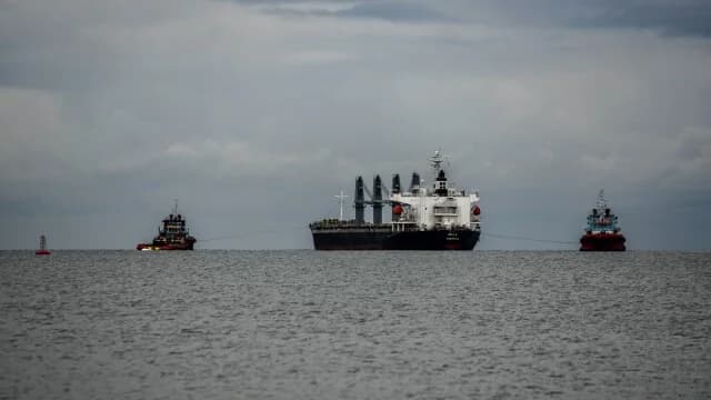 Buque de carga sufre fallo mecánico frente a Evia