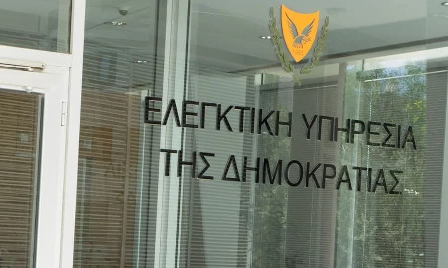Υψηλόμισθος σύμβουλος με διπλή και παράνομη θέση στην κρατική μηχανή