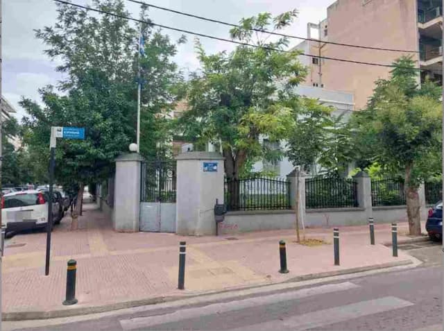 Οικογένεια Εμφιετζόγλου: Άγονος πλειστηριασμός στα Ανάβρυτα, επιτυχής στο Νέο Φάληρο