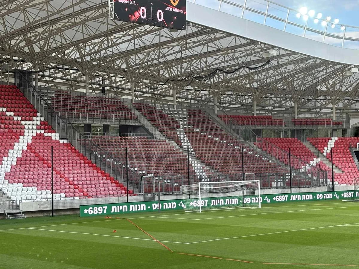AEK-Fans betreten 'Käfig'-Bereich im Debrecen-Stadion
