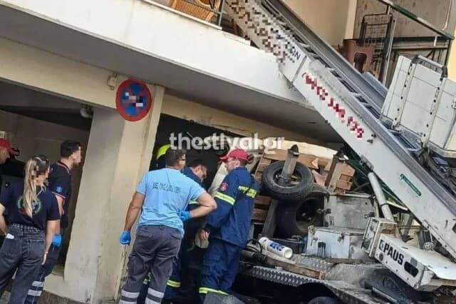 Thessaloniki: Kranwagen kracht in Apartmentbalkon
