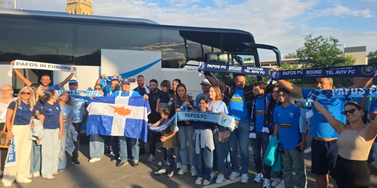 Paphos FC-Fans in der TSC Arena für das Maccabi-Spiel (VID)