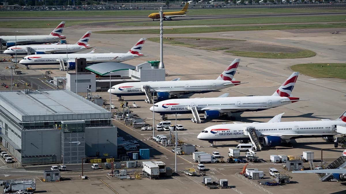 Flugstörungen in Großbritannien: Flugzeuge aufgrund technischer Probleme am Boden