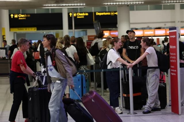 Chaos an britischen Flughäfen: Über 120 Flüge gestrichen