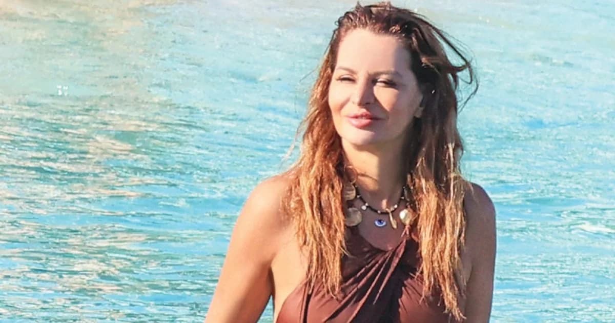 Μαρία Καλάβρια: Εντυπωσιάζει στην Ψαρού με μαγιό σοκολά