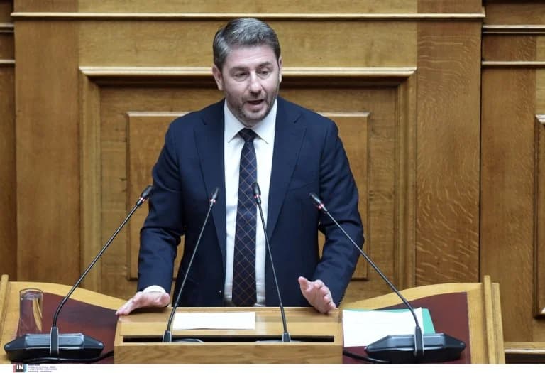 Androulakis: Prangert institutionelle Abweichung im Parlament an
