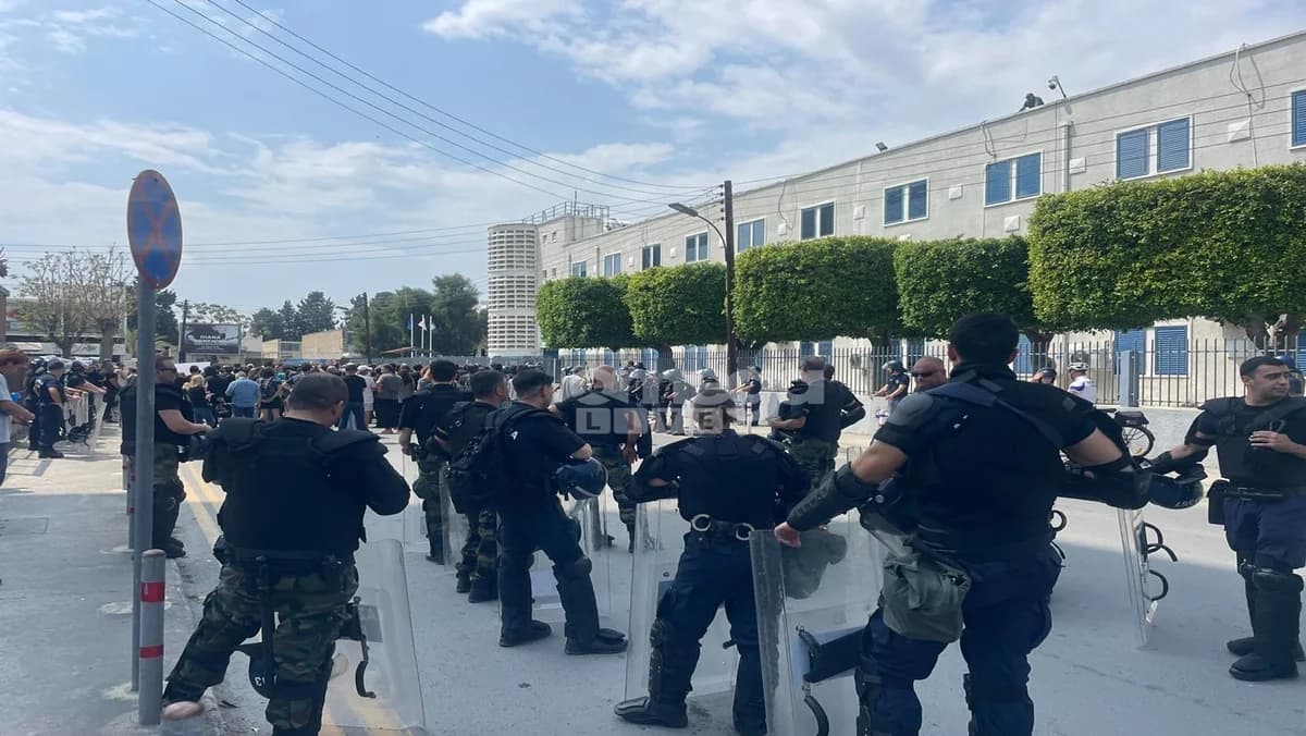 Polizei überwacht Protest in Limassol wegen des jüngsten Brandes