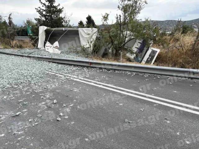 Τροχαίο στη Λάρισα: Νταλίκα εξετράπη της πορείας στην εθνική οδό