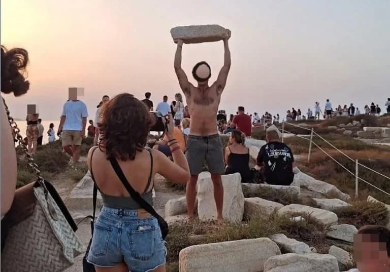 נקסוס: תגובות לתייר שצילם עם שיש בפורטרה