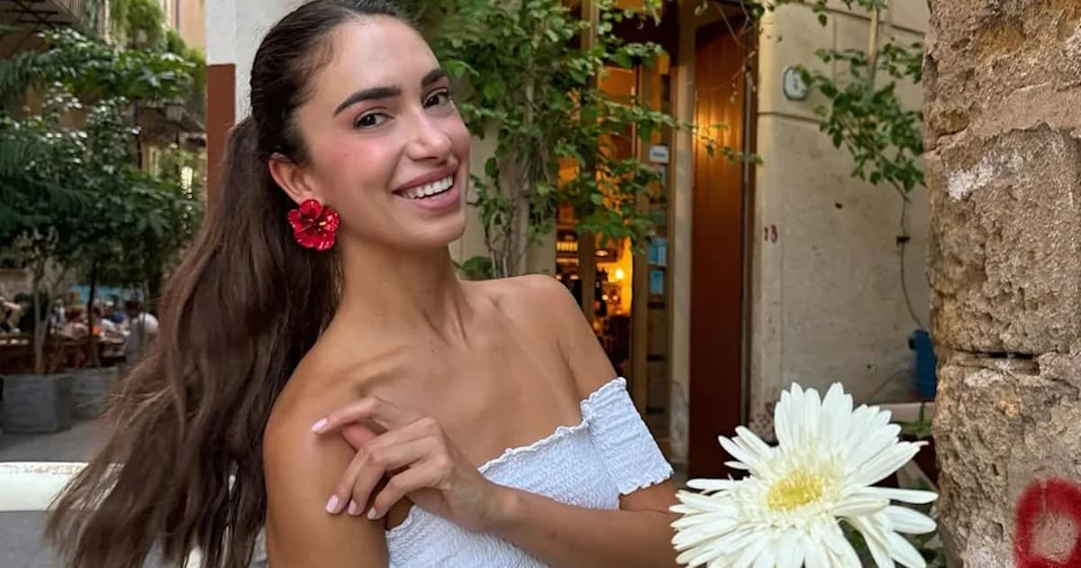 Anna Prelevic: Fotos aus Taormina in einem floralen Badeanzug